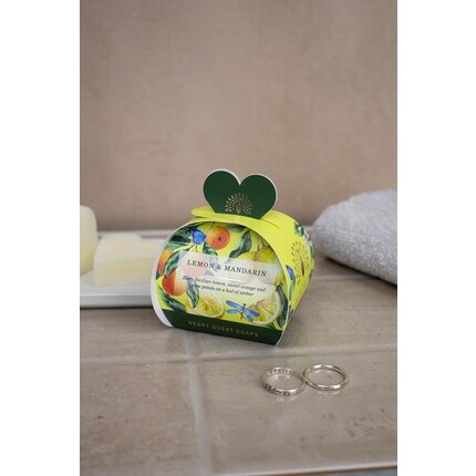 The English Soap Company Гостевое мыло в форме сердца с сандаловым маслом ши, 3 x 20 г, лимон и мандарин, упаковка из 3 шт. — фото 2