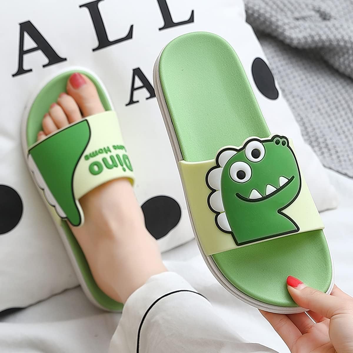 Тапочки Aoakva Kawaii с милым мультяшным динозавром, кломпы для девочек и женщин, летние шлепанцы для душа, нескользящие пляжные обувь из мягкого ПВХ, светло-зеленый — фото 2