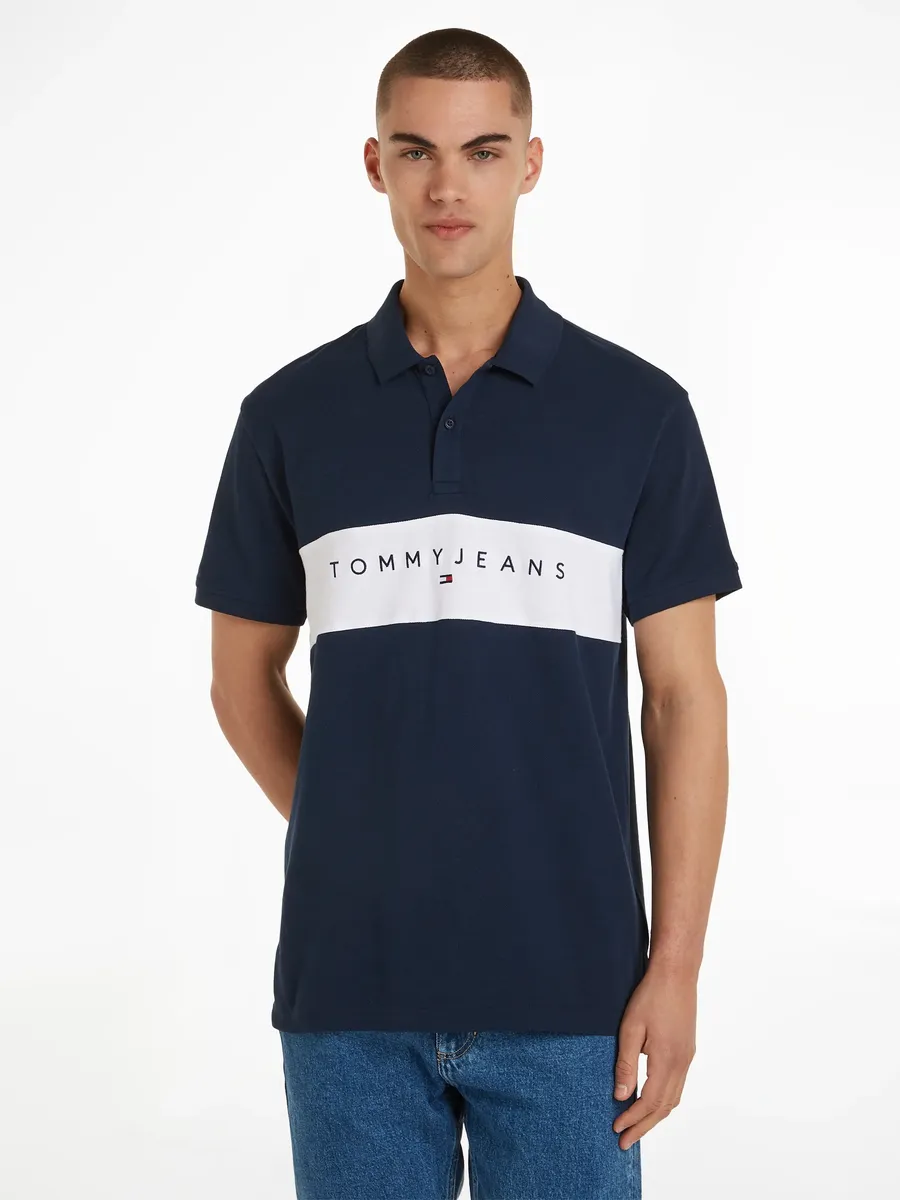 

Рубашка-поло Tommy Jeans "TJM REG LINEAR POLO" с крупной надписью Tommy Jeans, синий