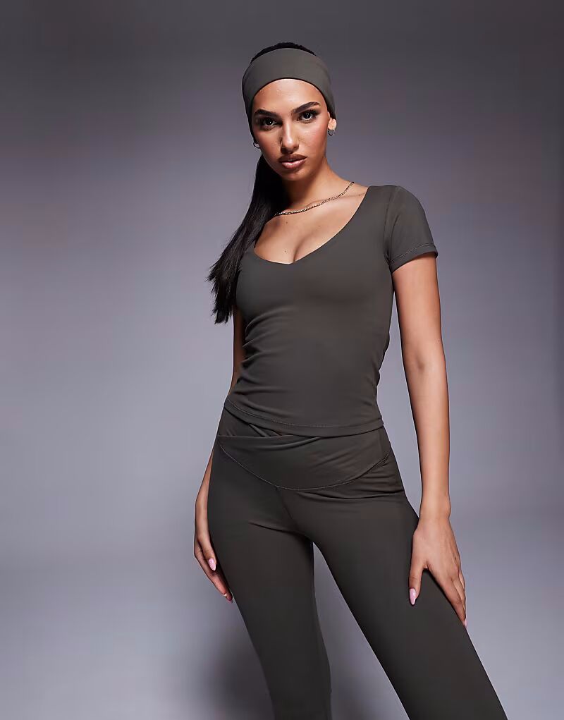 

Мягкая на ощупь футболка с V-образным вырезом темно-оливкового цвета 4505, Зеленый, Мягкая на ощупь футболка с V-образным вырезом темно-оливкового цвета 4505