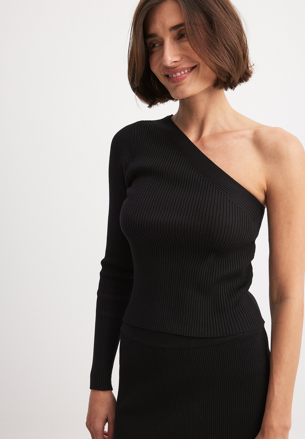 

Джемпер ONE SHOULDER NA-KD, черный