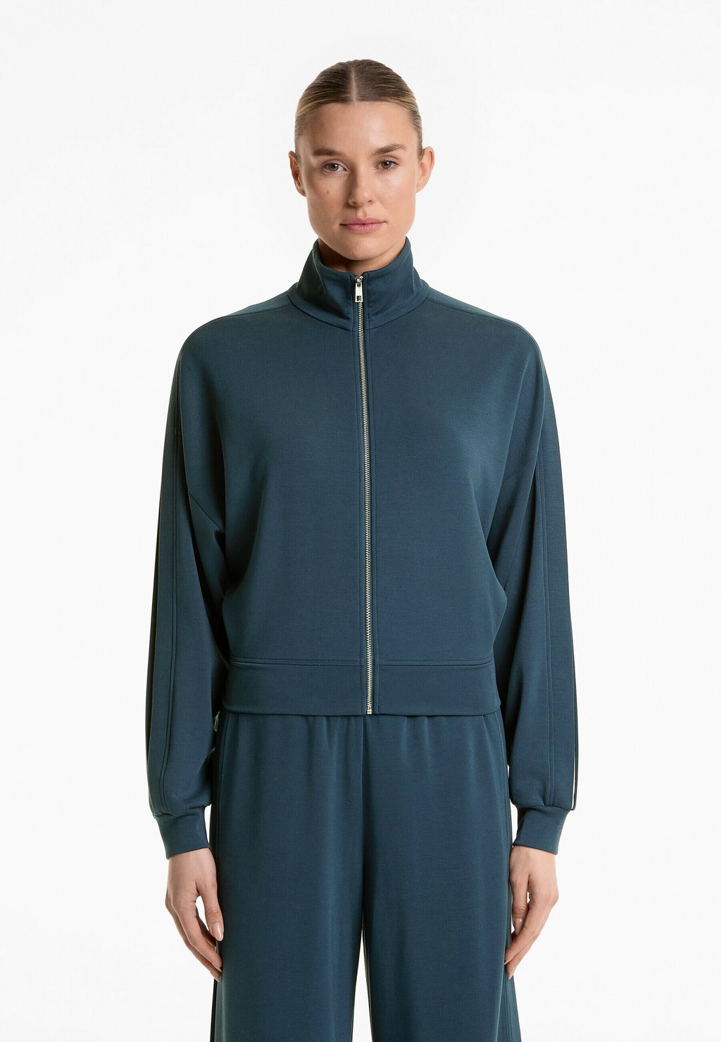 

Тренировочная куртка SOFT TOUCH CONTRAST SIDE PLEAT OYSHO, синий
