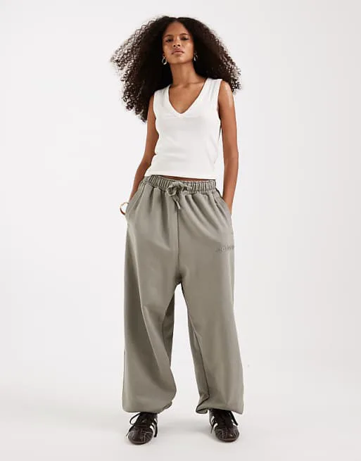 

Джинсы цвета хаки с линейным логотипом adidas Originals