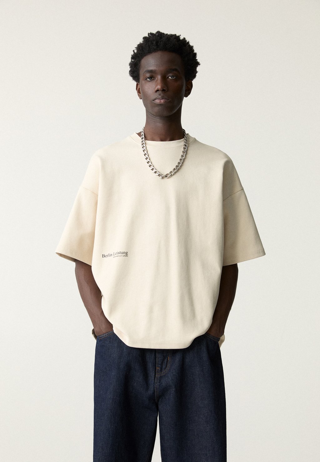 

Футболка с принтом BERLIN BIENNIAL PULL&BEAR, бежевый