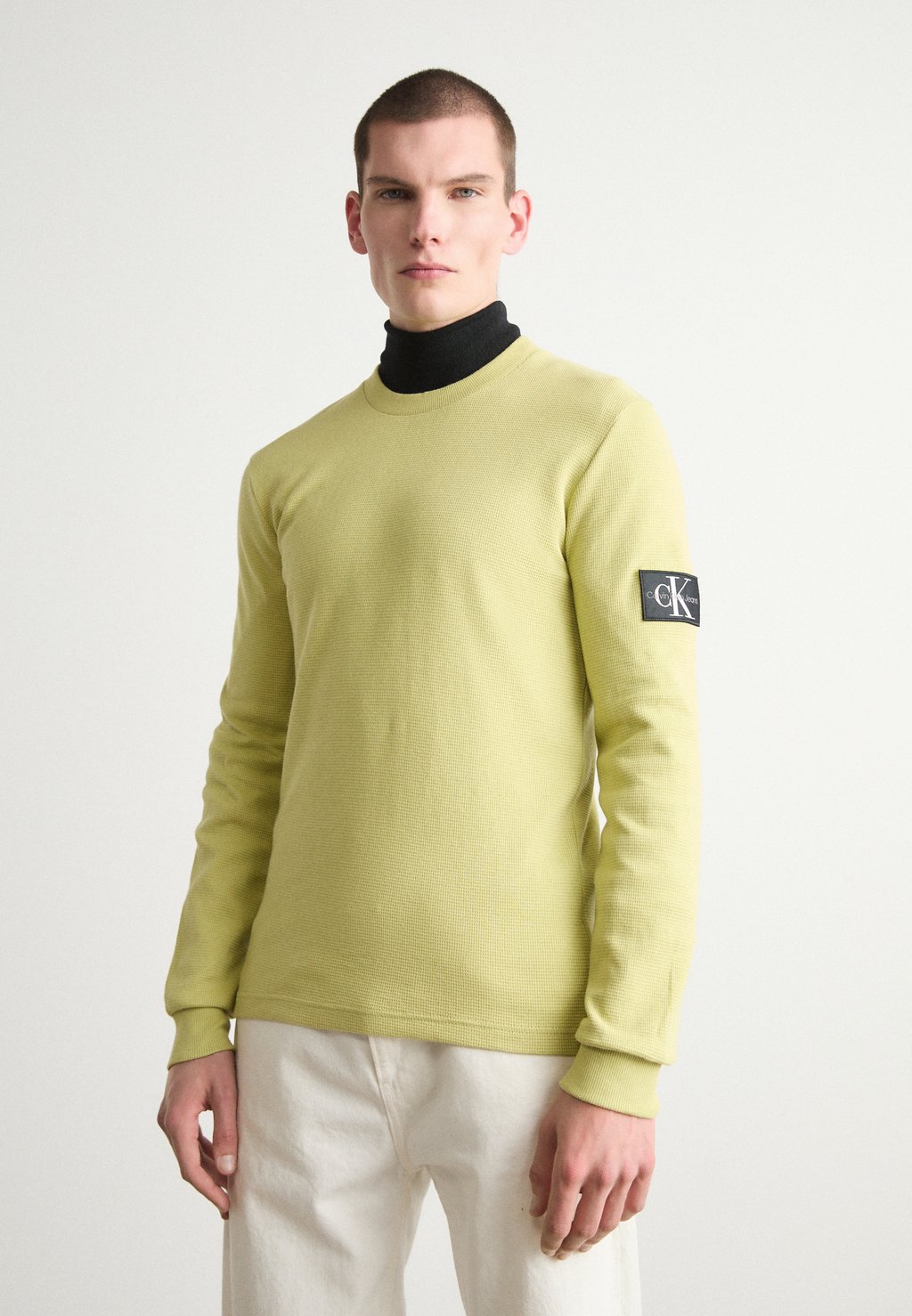 

Топ с длинными рукавами BADGE TEE Calvin Klein Jeans, зеленый