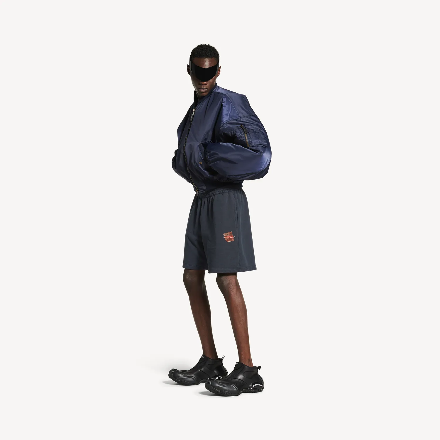 Мужские шорты Balenciaga с лентой и надписью Balenciaga на спине, в выцветшем черном/белом/красном цвете — фото 2