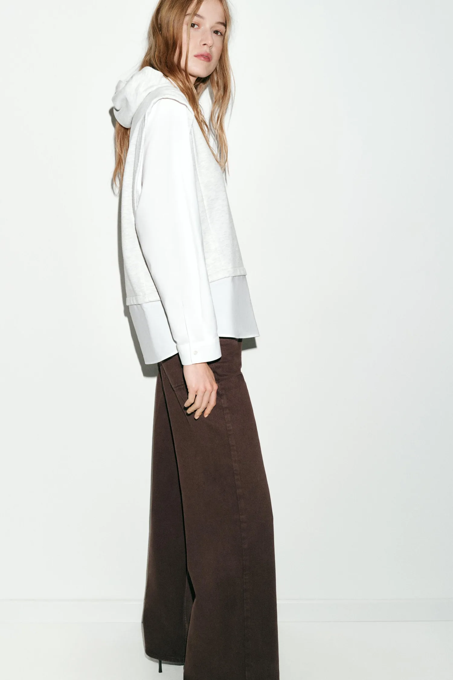 Футболка с капюшоном и контрастным капюшоном Zara, белый/серый — фото 3