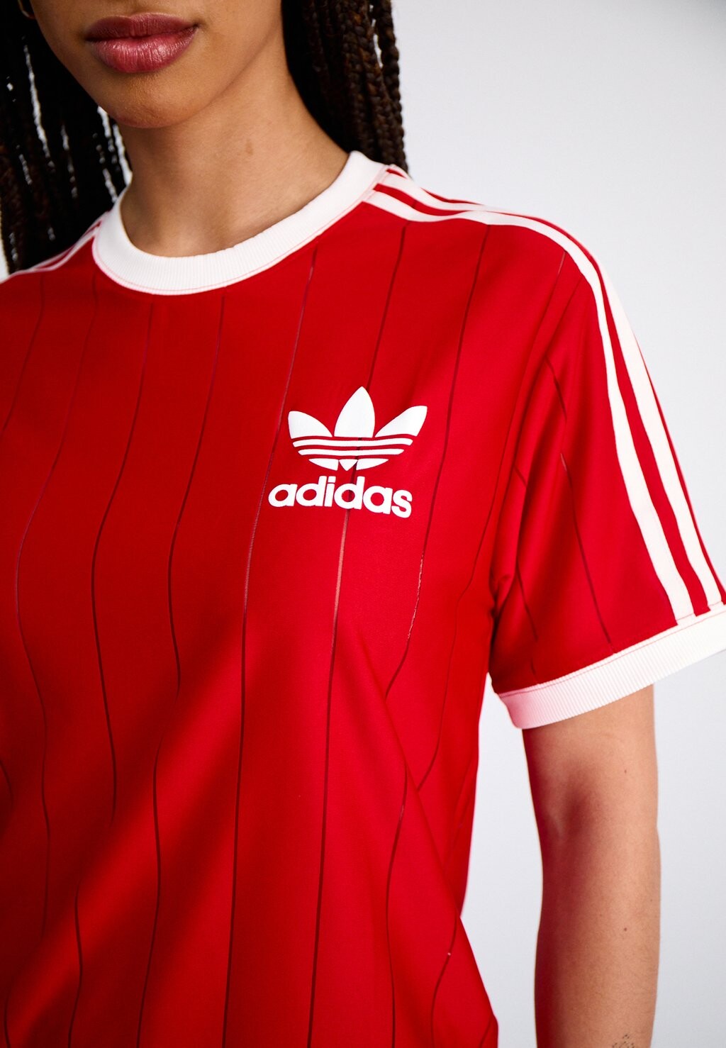 

Футболка с набивным рисунком adidas Originals, лучше алого цвета 3 Stripe Pinstripe Tee