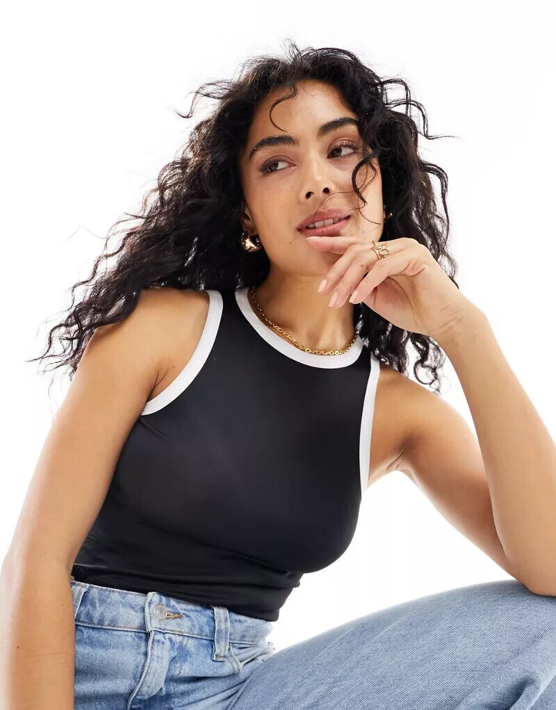 

Vero Moda – спортивная майка черного цвета с контрастной окантовкой