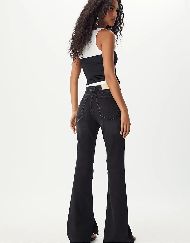 

Расклешенные джинсы Stradivarius Slit fit из черного денима с потертостями