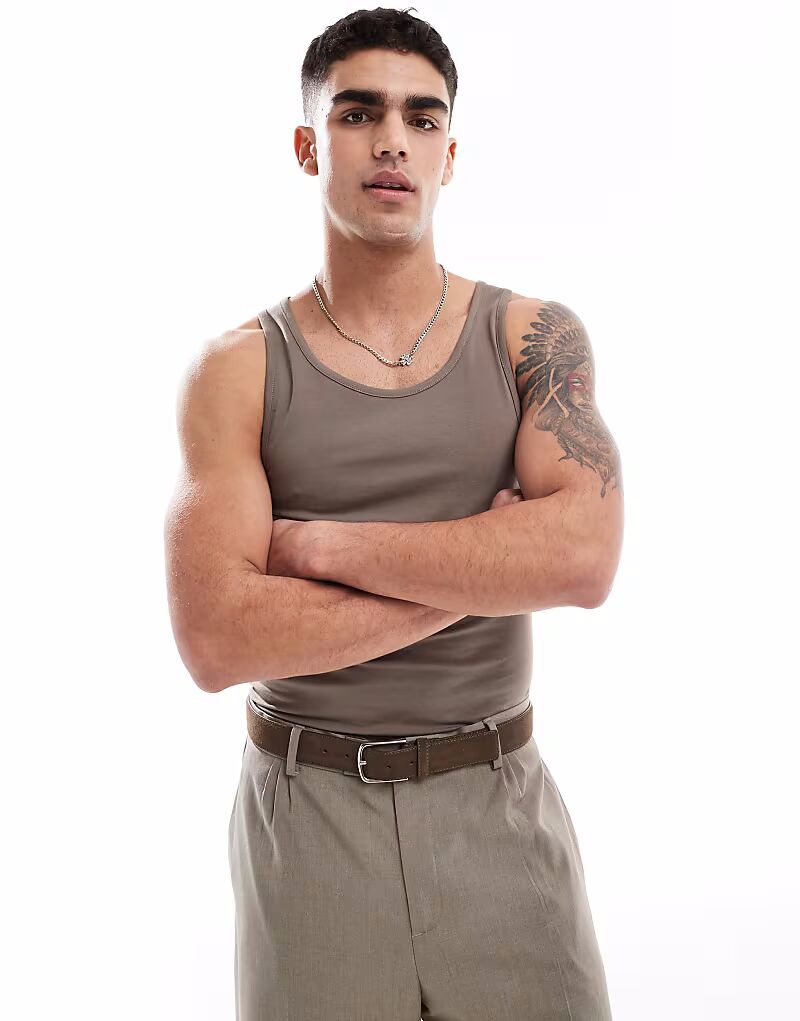 

Футболка ASOS DESIGN muscle fit коричневого цвета