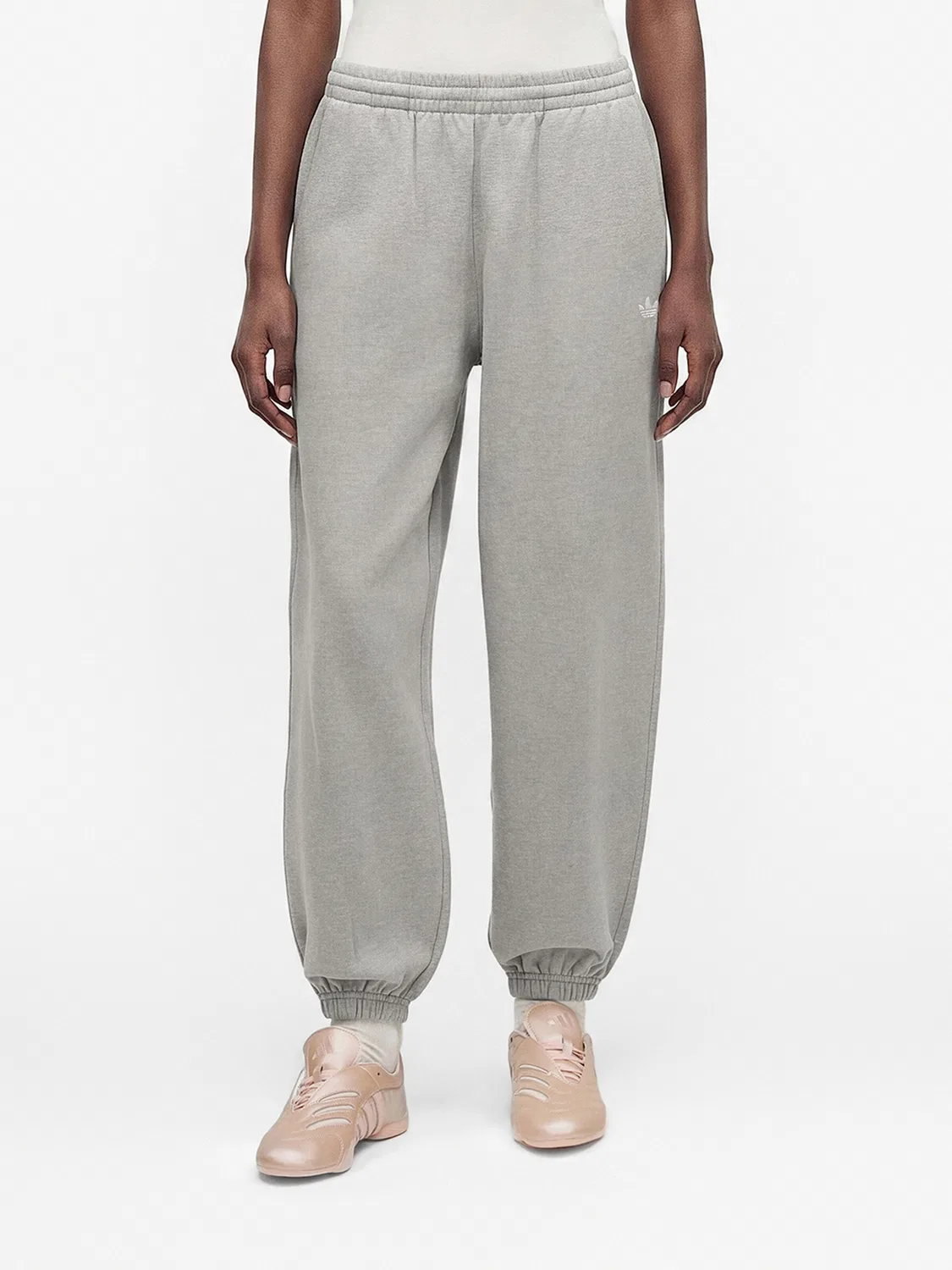 Зауженные брюки Adidas Originals Essentials светло-серого цвета — фото 2