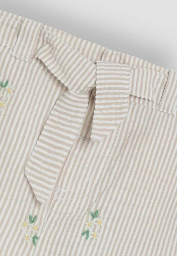 Шорты Regular fit с вышивкой и подворотом Jojo Maman Bébé, натуральный цветочный сюкер — фото 3