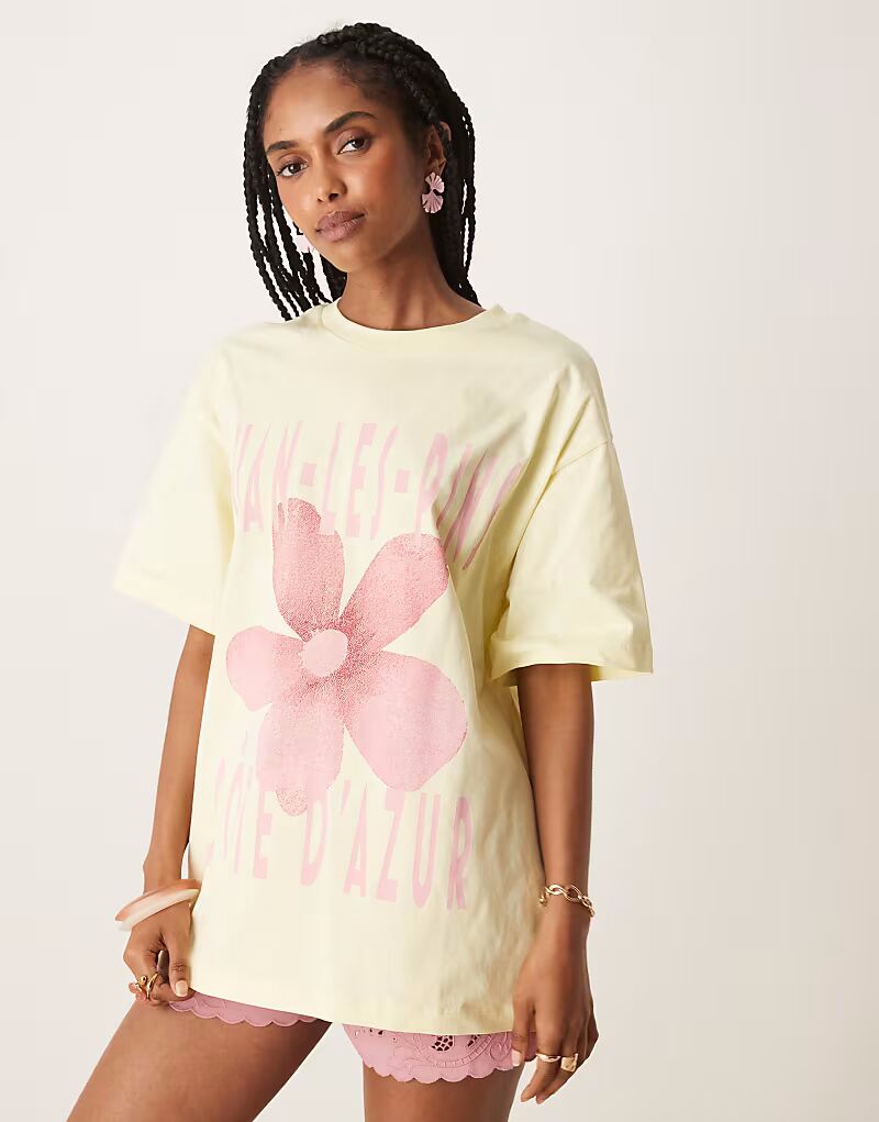 

Футболка свободного кроя ASOS DESIGN с принтом Лазурного берега в молочном цвете