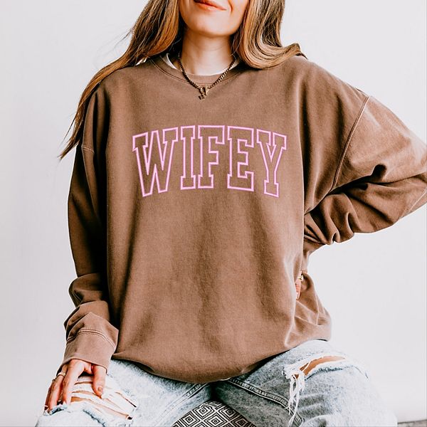 

Вышитая бейсболка wifey varsity легкий свитшот garment dyed Simply Sage Market, Espresso