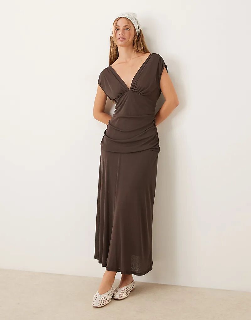 

Платье макси ASOS DESIGN шоколадного цвета с текстурированной сеткой, глубоким V-образным вырезом и сборками на талии