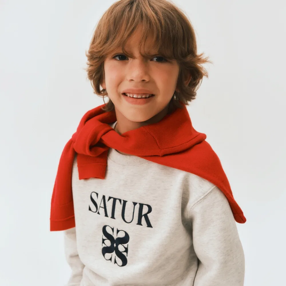 Детский классический свитшот с логотипом, меланж айвори, от Satur Kids — фото 4