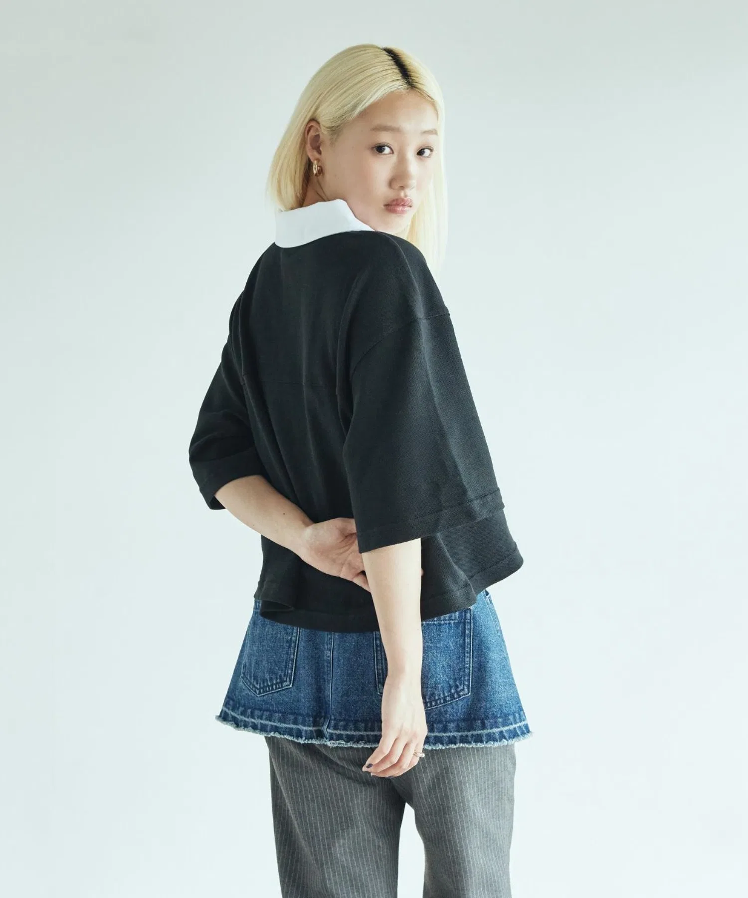 Женская поло-рубашка Nike Sportswear с коротким рукавом и свободным кроем, модель IB2154-010, черная. — фото 4