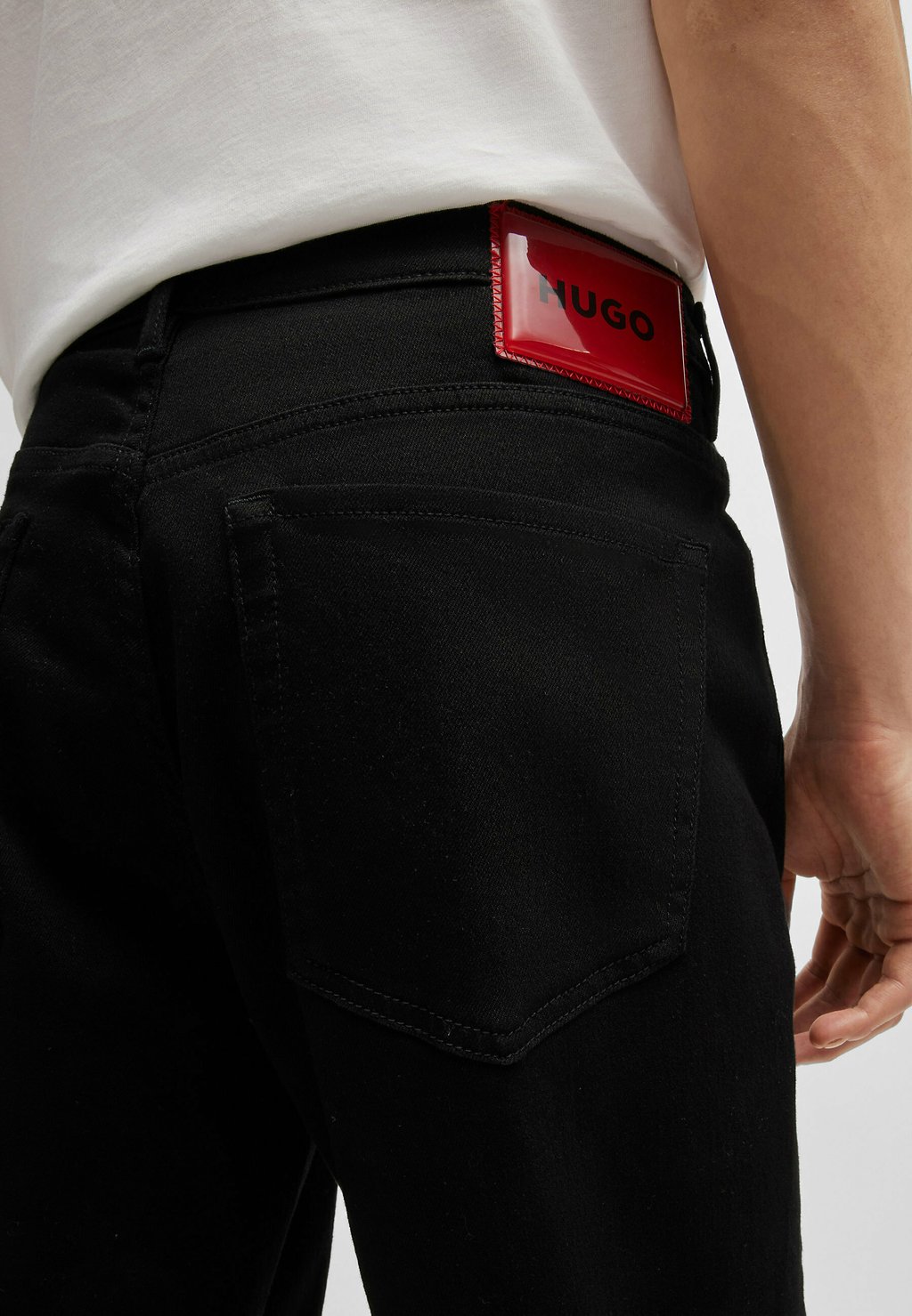 

Джинсы прямого кроя HUGO, черный
