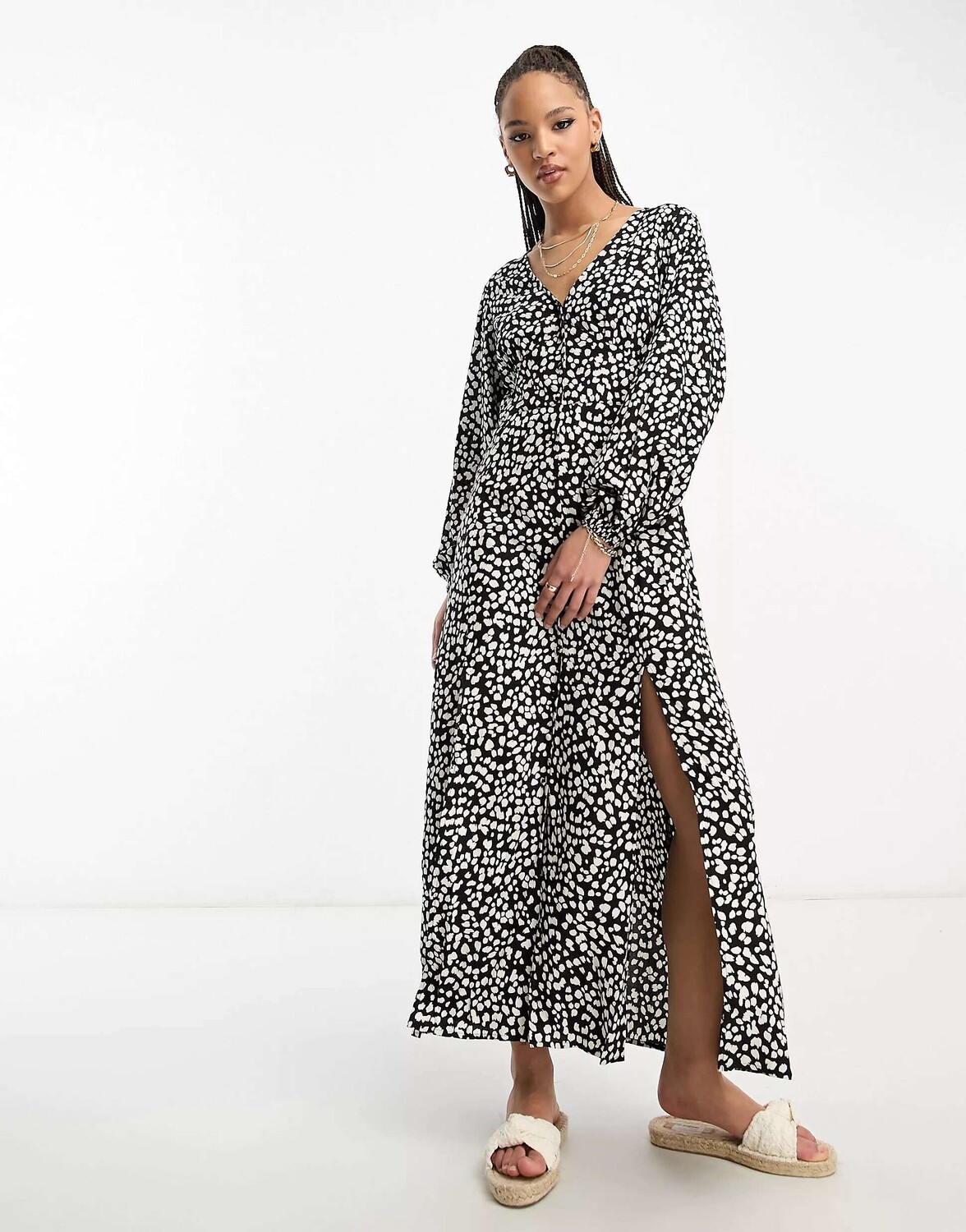 

Платье макси с длинными рукавами и пуговицами Miss Selfridge с точечным принтом