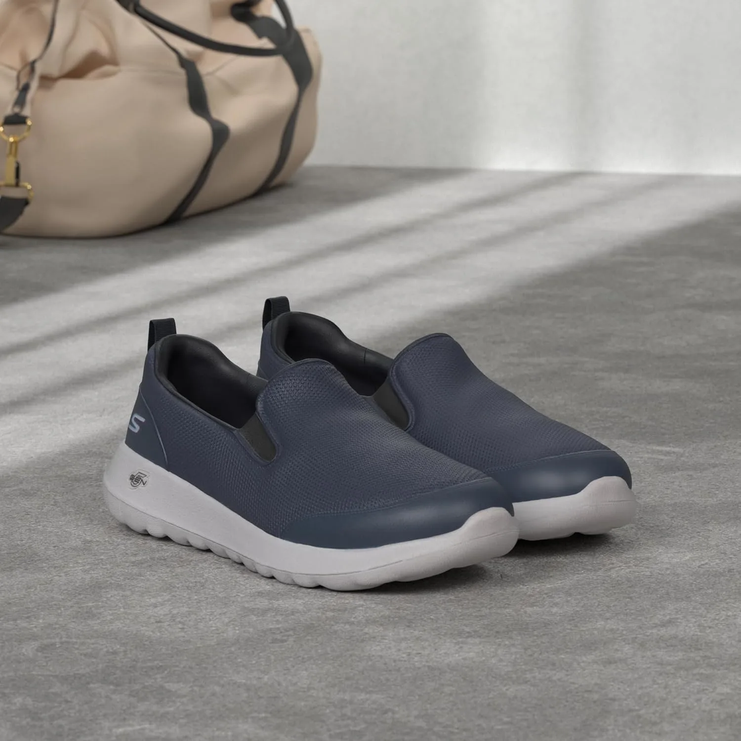 Мужские кроссовки Skechers Go Walk Max Clinched-Athletic Mesh Double Gore Slip On Shoe для ходьбы, белый/темно-синий — фото 2