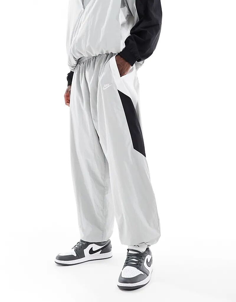 

Спортивные брюки Nike Club свободного кроя серого цвета