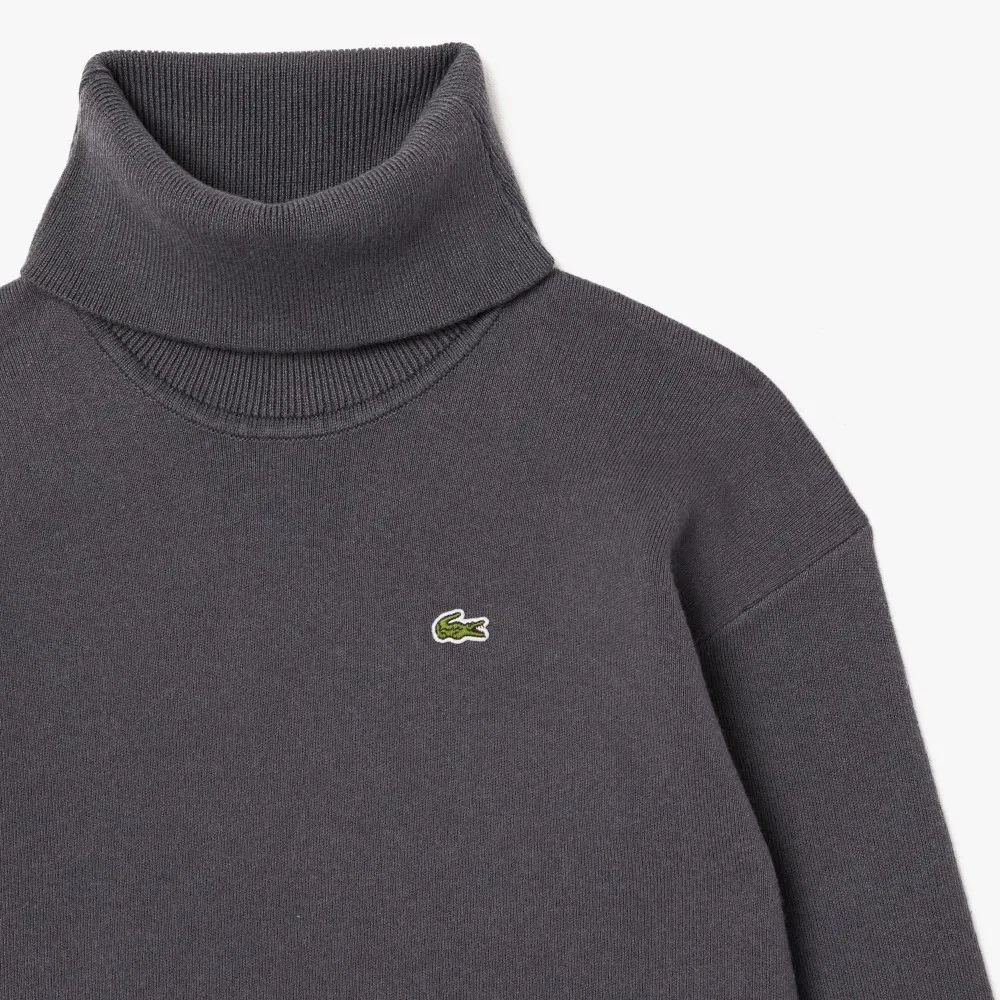 Детское хлопково-шерстяное платье-водолазка серого цвета от Lacoste — фото 3