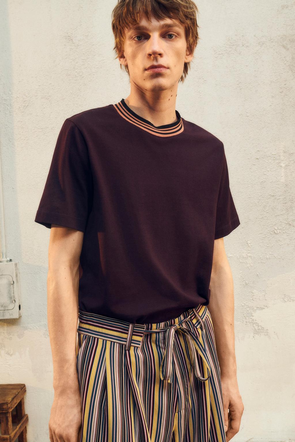 

Футболка с контрастным вырезом ZARA, цвет Dark burgundy
