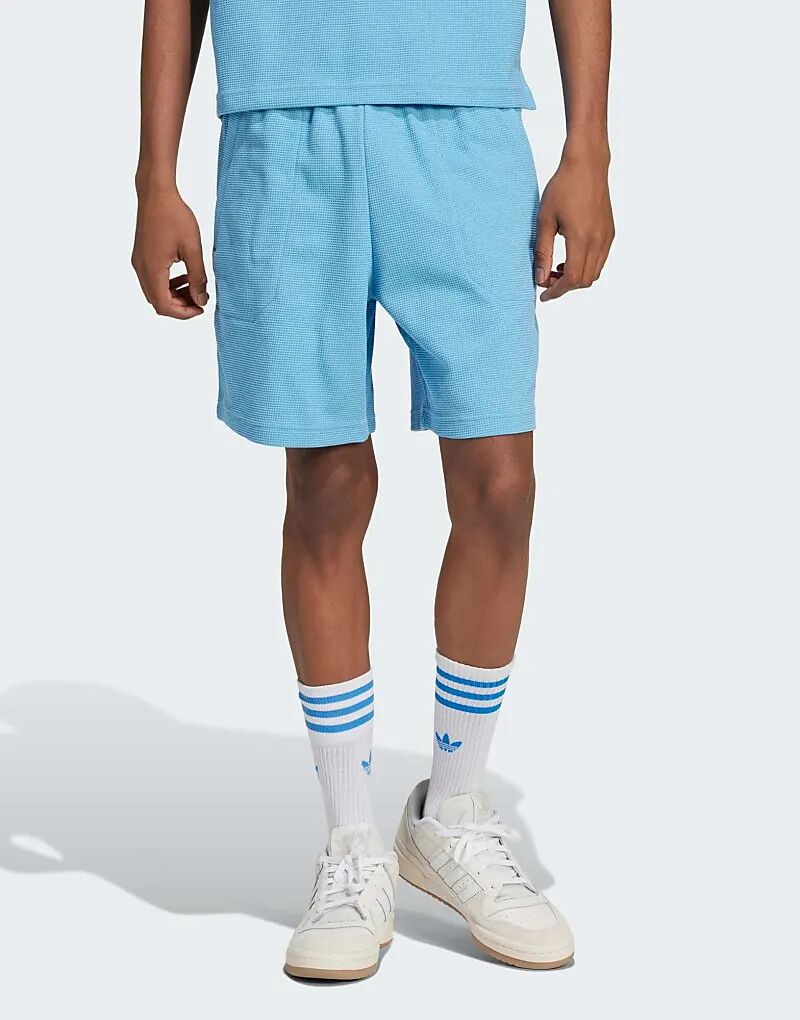 

Вафельные шорты Essentials с трилистником светло-голубого цвета adidas Originals
