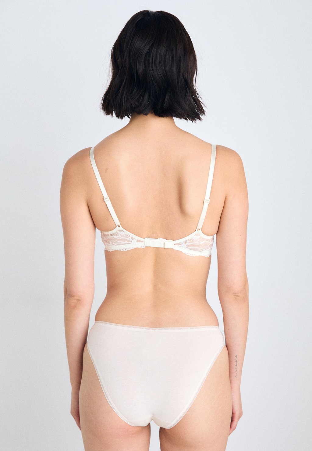 

Бюстгальтер на косточках COMFORT LOTUS LINED PLUNGE Calvin Klein Underwear, молочный
