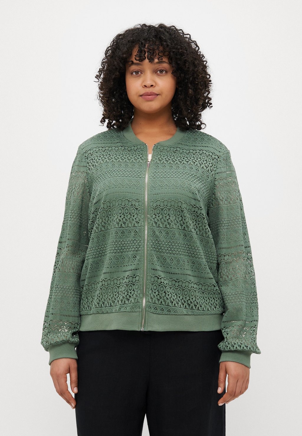 

Куртка-бомбер VMCHONEY JACKET Vero Moda Curve, хаки