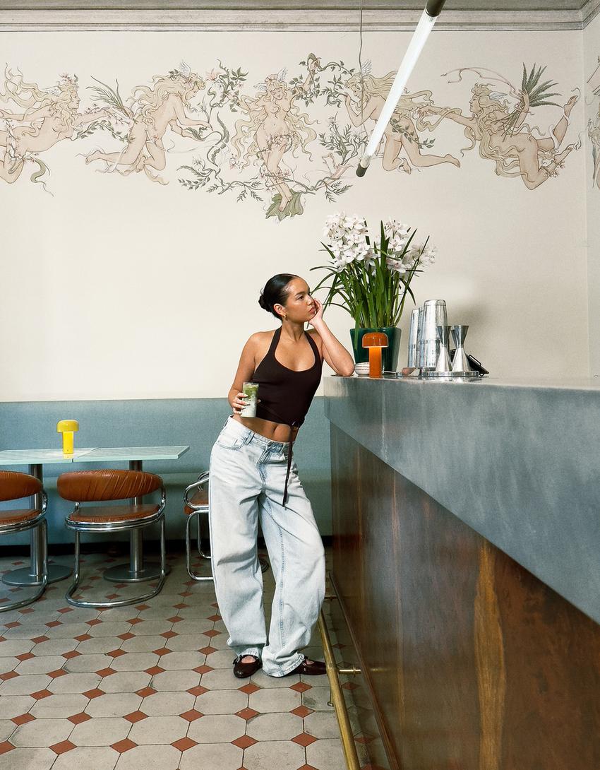 

Топ с бретелью через шею и кольцевой деталью Bershka, коричневый