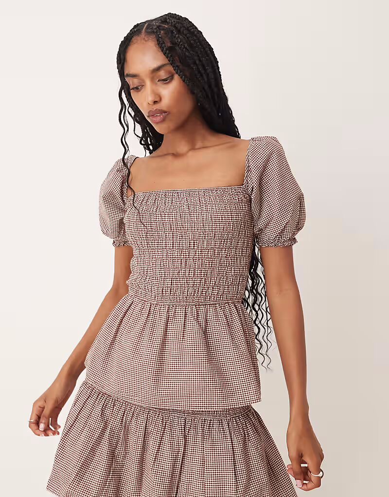 

Гламурный топ с присборенными рукавами-буфами и баской в коричневой клетчатой рубашке Glamorous