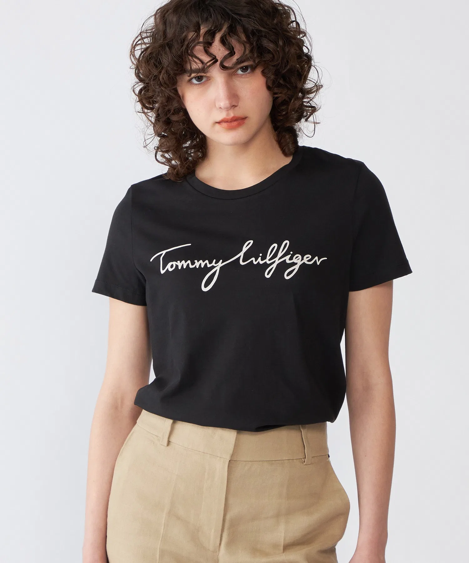 Женская футболка с логотипом TOMMY HILFIGER белая — фото 3