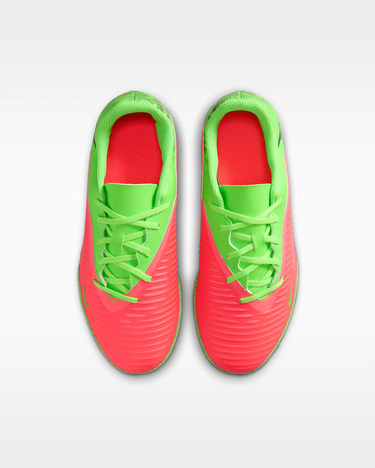 Детские кроссовки для зала Nike Jr. Phantom 6 Low Club "Erling Haaland", Hot Punch/Green Strike/Black — фото 4