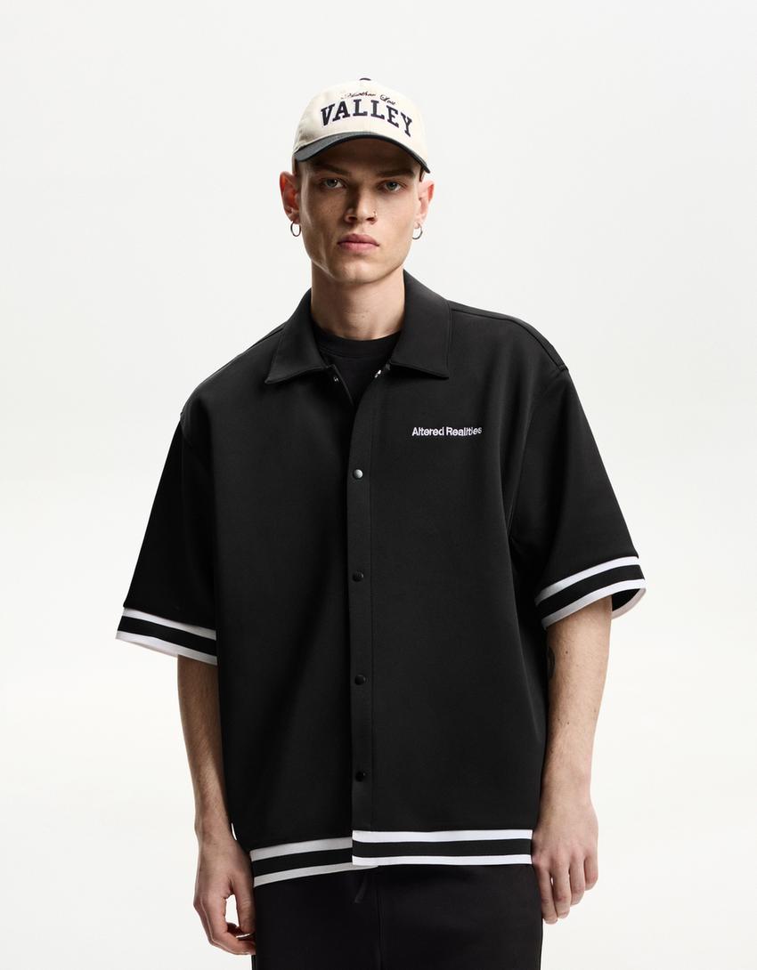 

Рубашка свободного кроя с короткими рукавами и вышивкой Bershka, черный