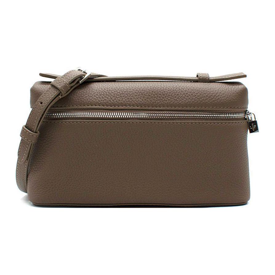 

Loro Piana Женская сумка через плечо из телячьей кожи зернистой выделки теплого цвета слоновой кости и старинного серебра