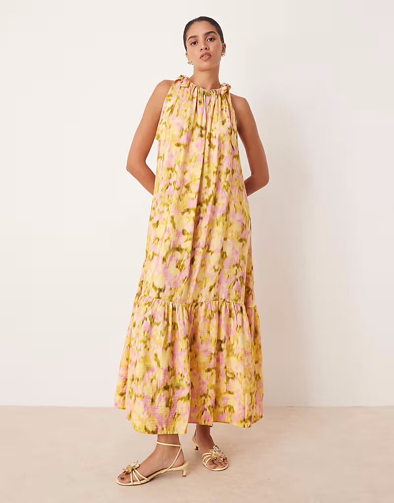 

Платье макси с завязками на плечах, многоуровневым подолом, розовым и зеленым размытым цветочным принтом Yas