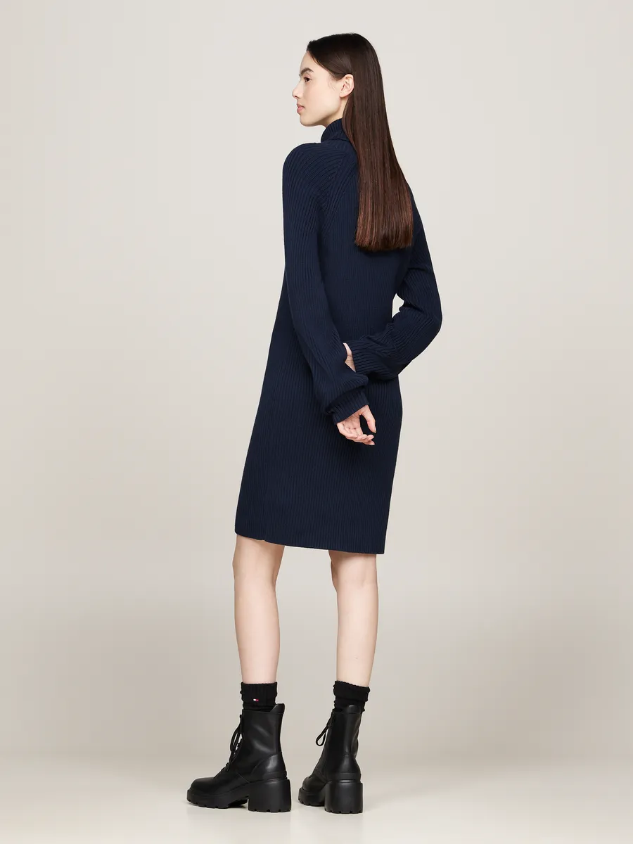 

Трикотажное платье Tommy Jeans "TJW MOCKNECK BADGE SWEATER DRESS", с воротником стойкой и логотипом, синий