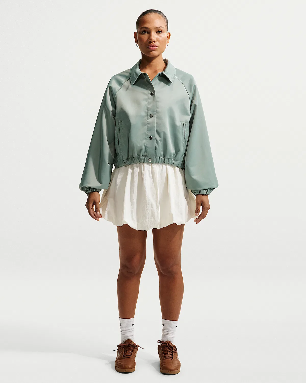 Женская оверсайз сатиновая куртка Nike Sportswear, Steam/Sail — фото 4