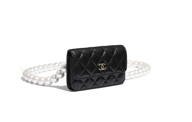 CHANEL Женская черная кожаная сумка через плечо с золотистой фурнитурой — фото 2
