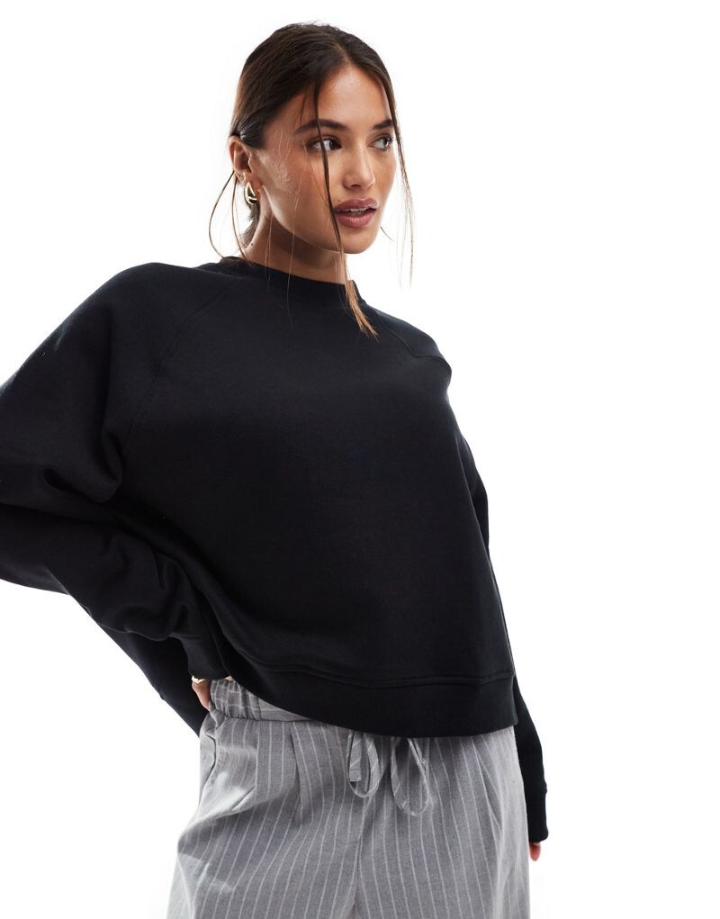 

Черный свободный свитшот с деталями реглан ASOS DESIGN