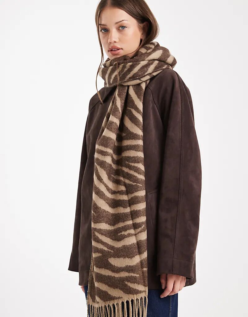 

Мягкий жаккардовый шарф с анималистичным принтом и кисточками Vero Moda коричневого цвета