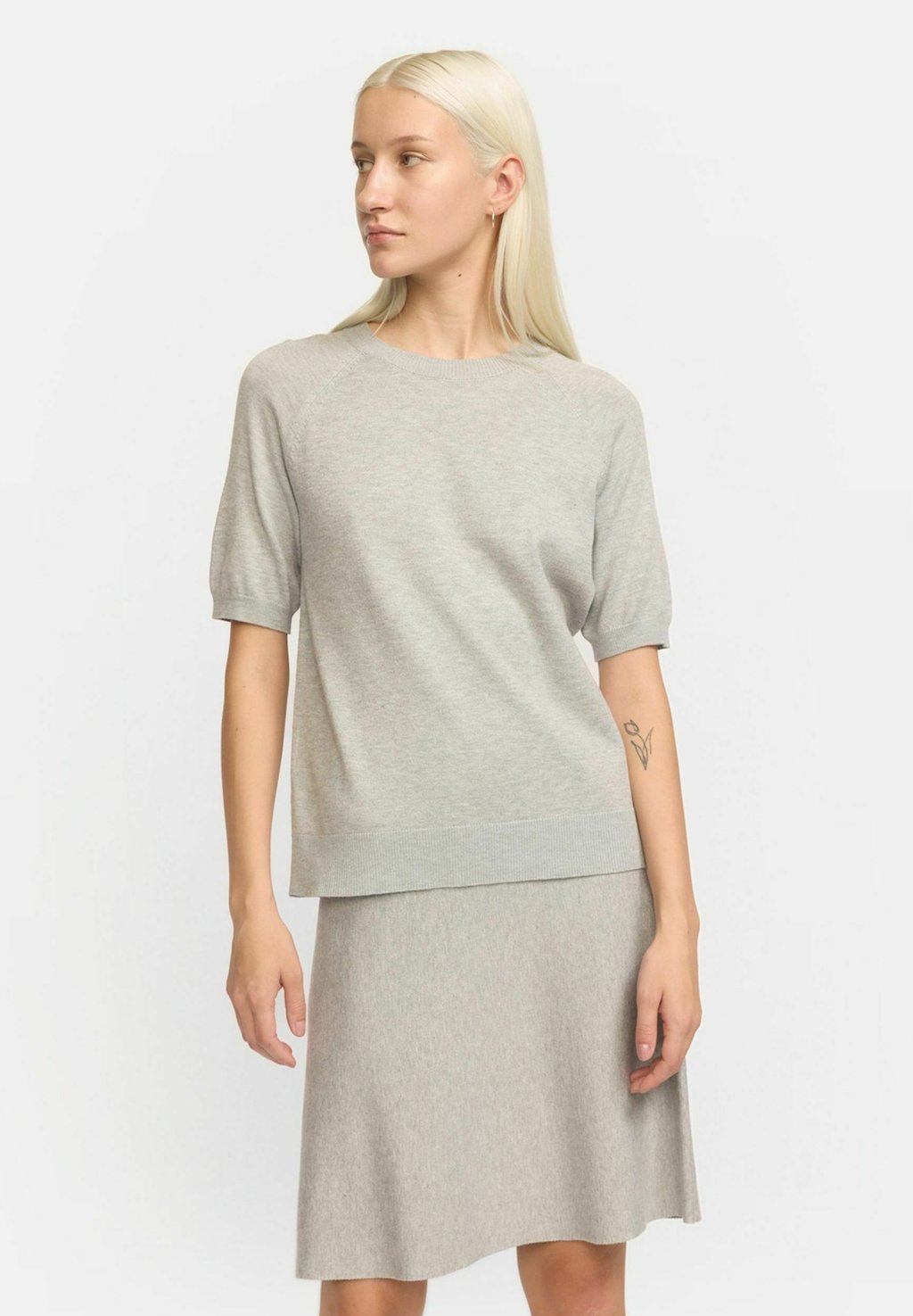 

Базовая футболка MARLA O-NECK Soft Rebels, светло-серый