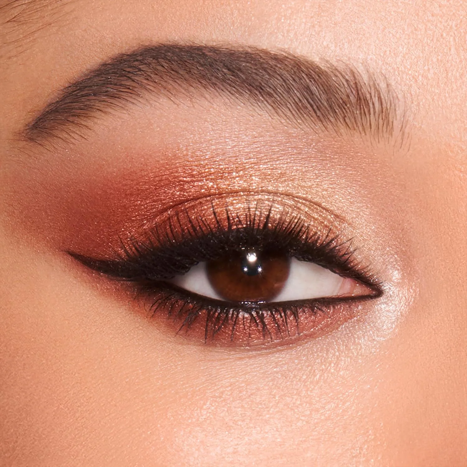 Палетка теней для век Charlotte Tilbury Luxury Palette Eyeshadow - палетка с мерцающими, металлическими и матовыми сатиновыми оттенками, содержащая 4 взаимодополняющих оттенка., The Bella Sofia - bronze and copper — фото 3