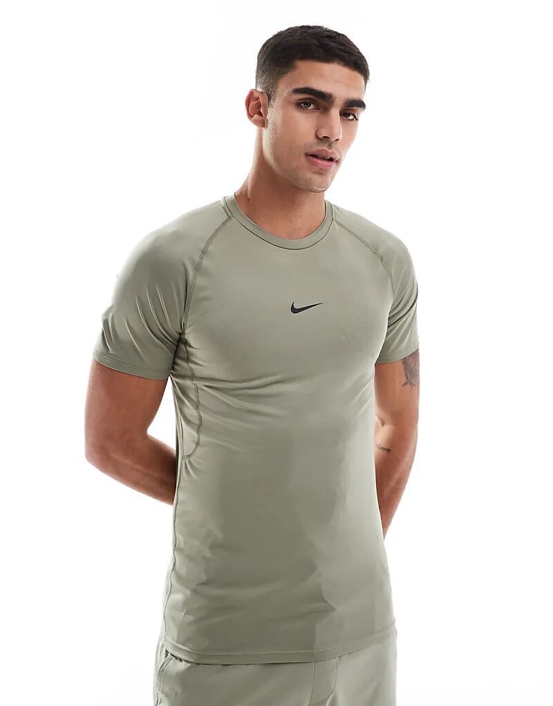 

Футболка Dri-FIT muscle fit цвета хаки Nike Training