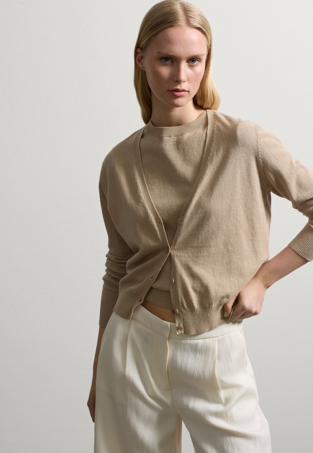 

Кардиган WITH V NECK. Stefanel, бежевый