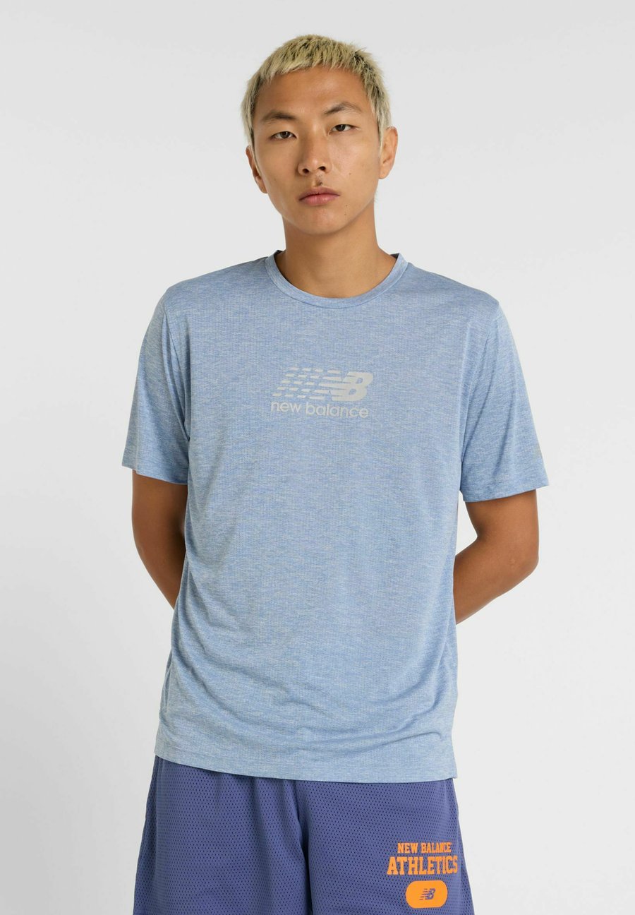 

Футболка New Balance Print T-shirt, Dusk Shower/Blue, Синий, Футболка New Balance Print T-shirt, Dusk Shower/Blue
