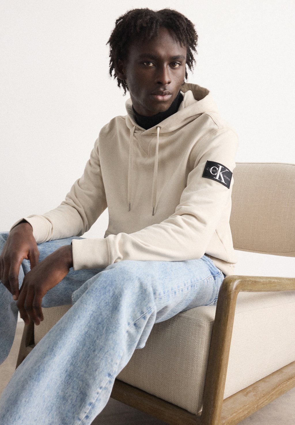 

Толстовка с капюшоном BADGE HOODIE Calvin Klein Jeans, серо-коричневый