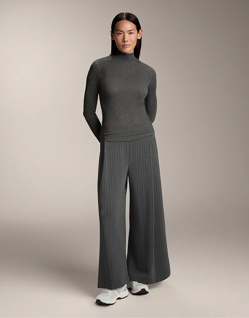 

Футболка OYSHO с высоким воротом и лиоцеллом в рубчик, серого цвета